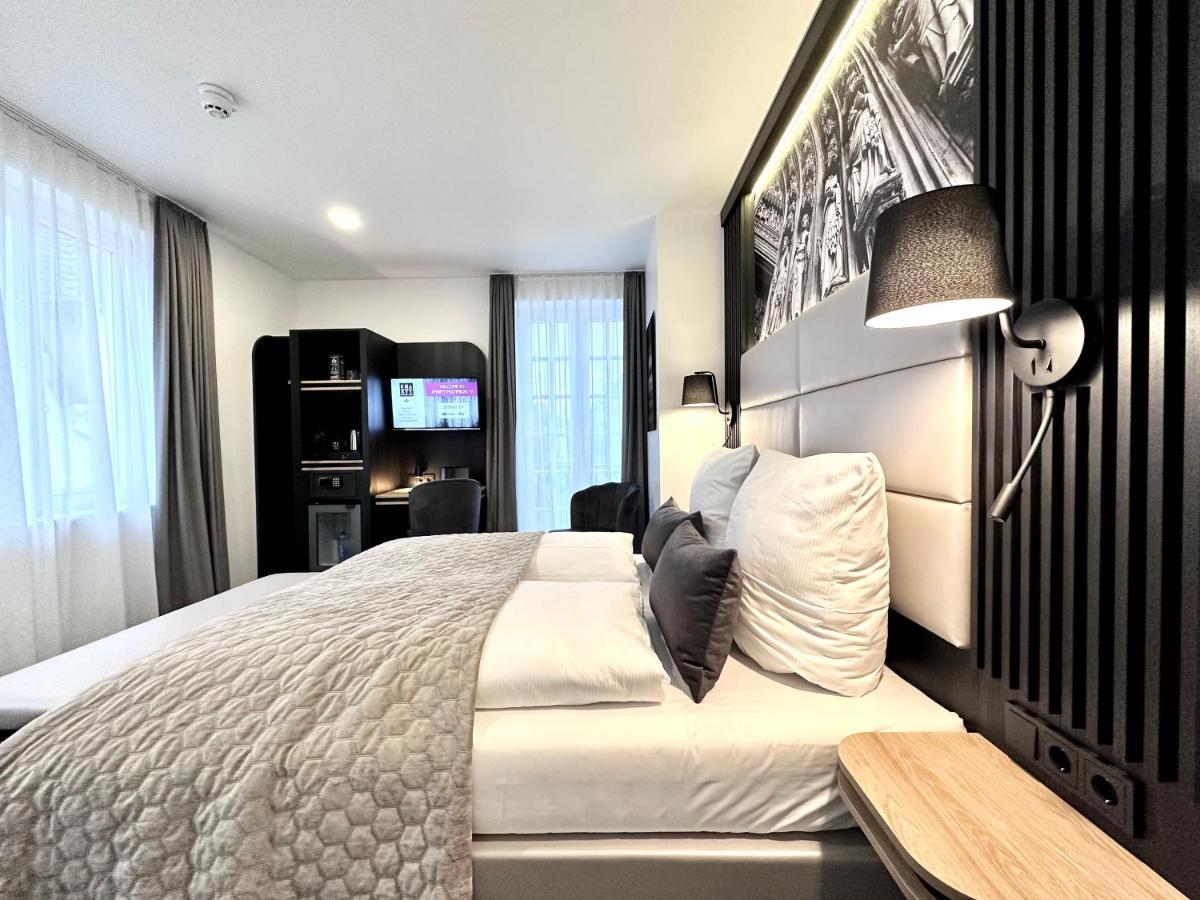Large Double Room with Side River View